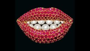 lips brooch