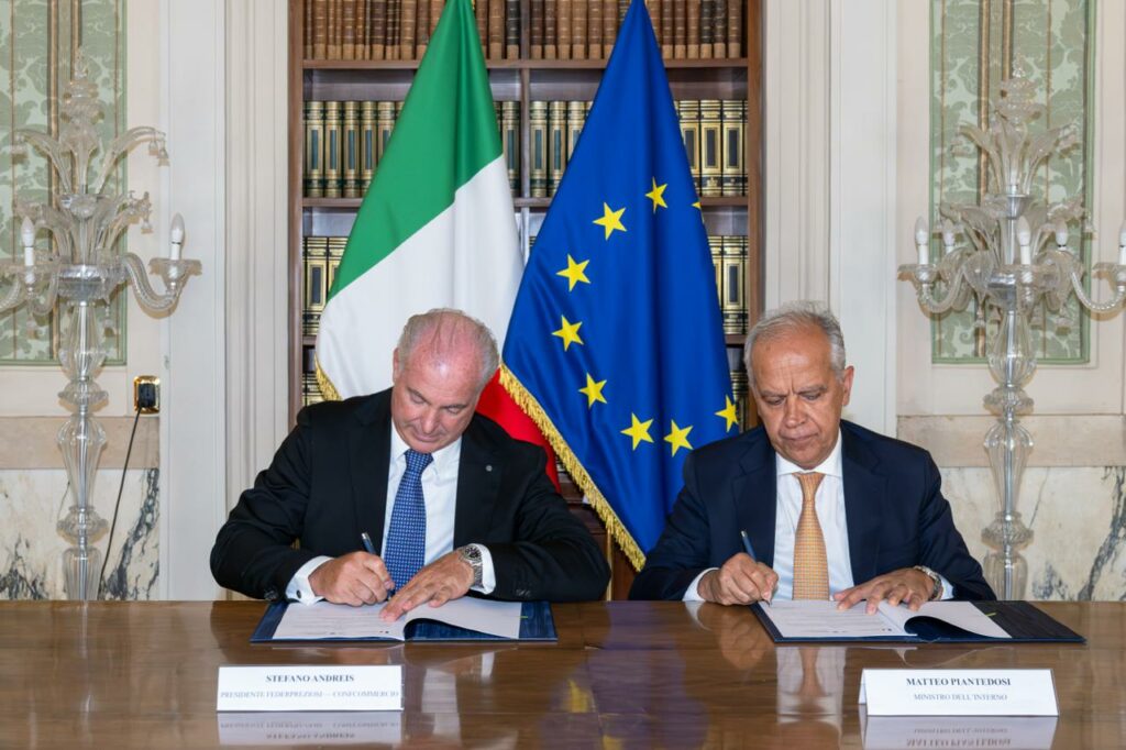 Da sin. Presidente Federpreziosi Stefano Andreis _ Ministro Piantedosi